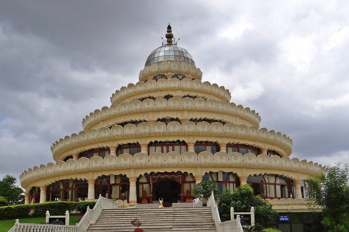 Art of Living Ashram Bangalore, History, Yoga, Meditation