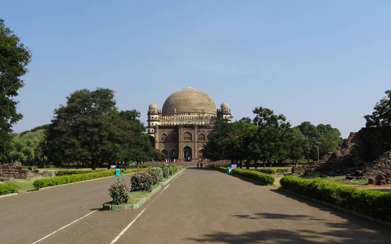 Gol Gumbaz Tomp