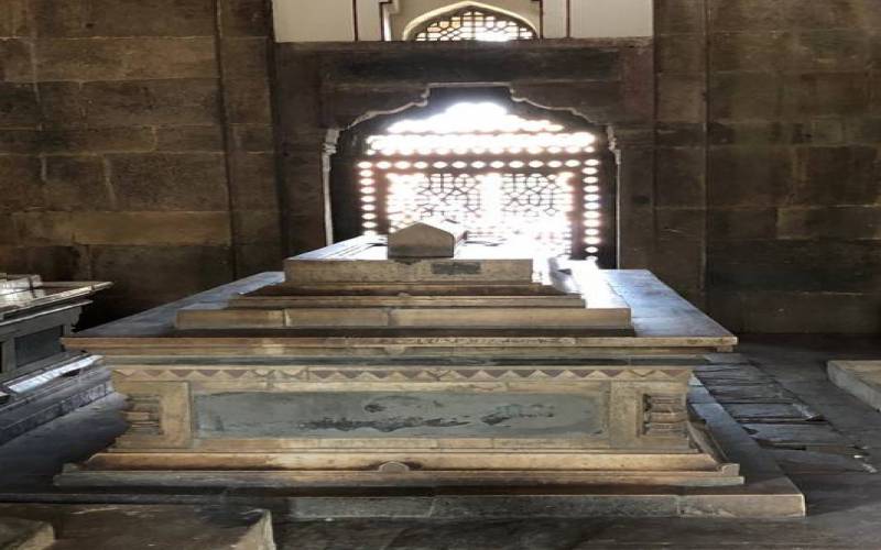 Isa Khan Tomb - The Historical Monument in Delhi