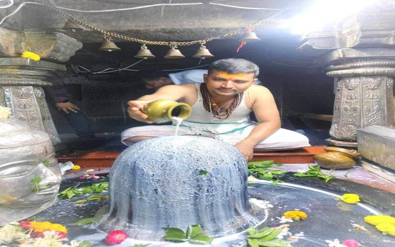 Pandit Darshan Pathak Guruji - Performing Rituals